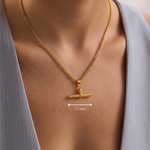 Load image into Gallery viewer, A close-up of a gold chain necklace with a toggle clasp worn on a model's neck, with a '25mm' width measurement overlay shown below the clasp.