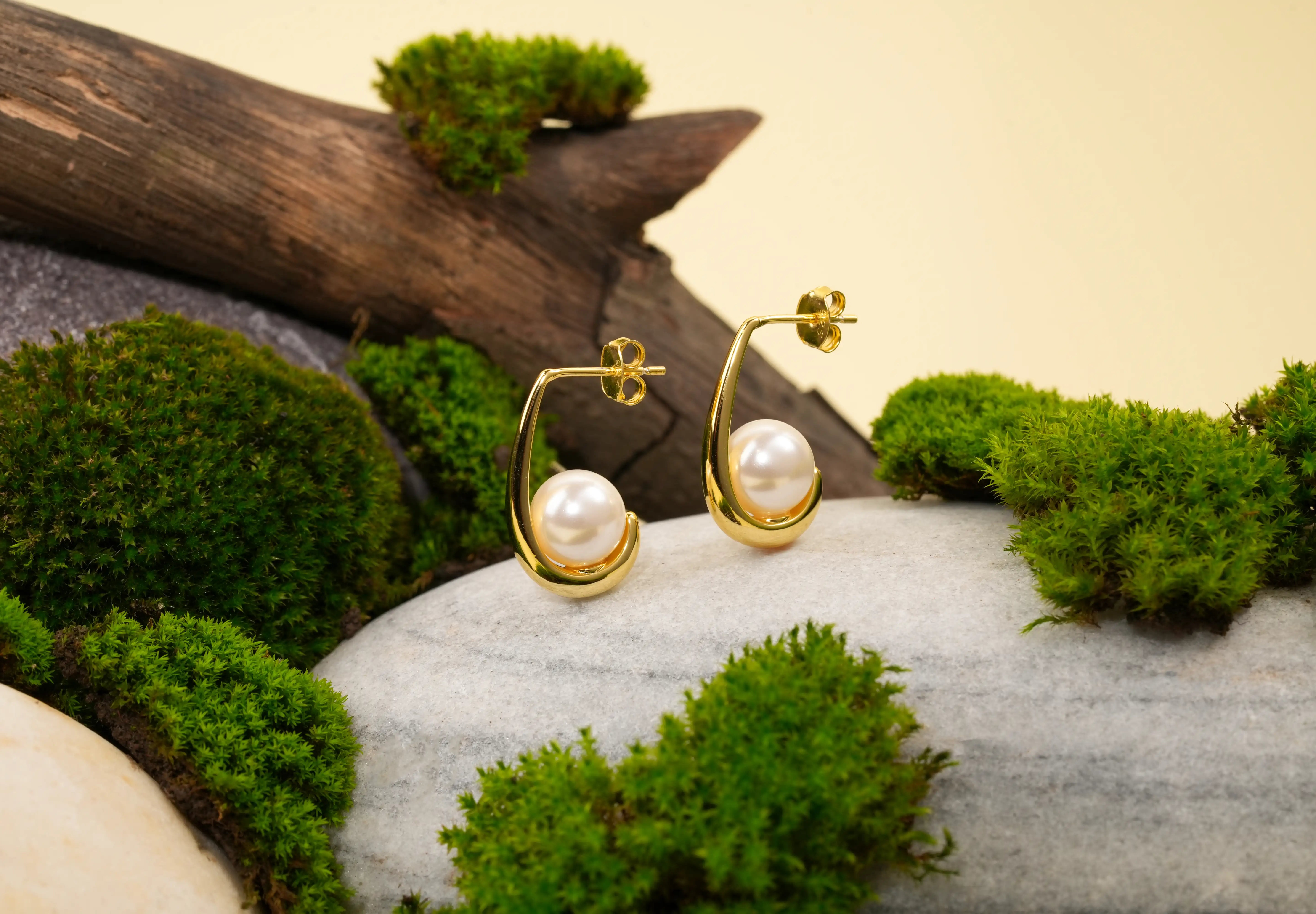 Why Huggie Earrings Are the New Everyday Essential