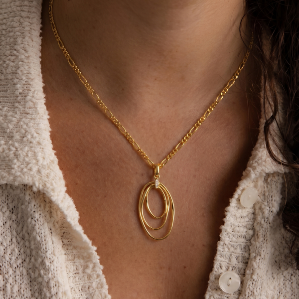 3 oval rings pendant necklace in gold plating on women neck