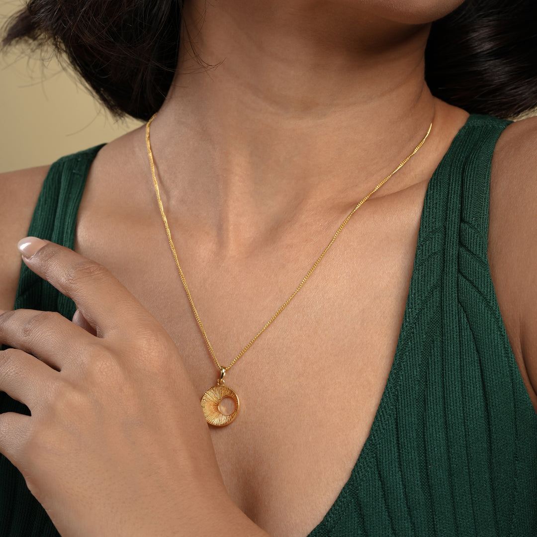 Minimalist Gold Circle Pendant Necklace